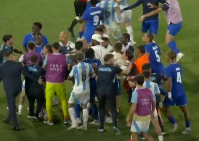 Sobre el final del encuentro, se produjo un ida y vuelta entre los futbolistas. Foto: Captura