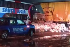 El choque entre el micro y el camión en Santa Fe. El choque entre el micro y el camión en Santa Fe.