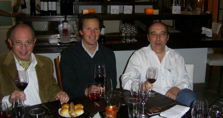 Pepe Cúnsolo, Martín Cassone y Oscar Dalla Torre, atentos al postre y brindando por un nuevo encuentro. Foto: Gentileza CGM