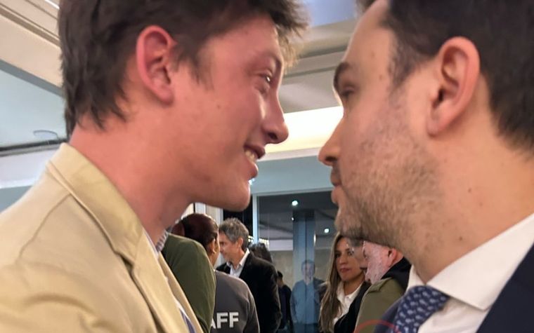 Fuerte cruce entre Marra y Caputo. Foto: X.