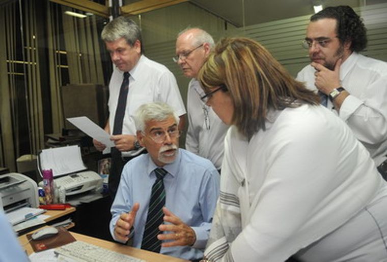 Los funcionarios sudan mientras arman la nueva propuesta. Foto: Gerardo Gómez/MDZ