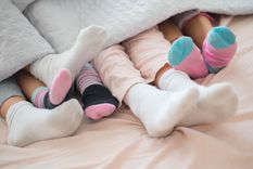 Dormir con medias en invierno puede tener varios beneficios.