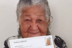 La mujer de 101 años posa con el currículum que le hizo su bisnieta