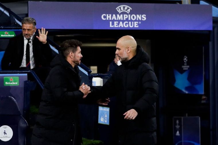 Simeone y Guardiola se saludan antes de comenzar el partido. Foto: EFE