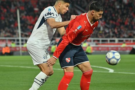 Duelo guaraní. El paraguayo Iván Villalba, defensor de Independiente Rivadavia, marca a presión a su compatriota Gabriel Ávalos, del Rojo de Avellaneda.&nbsp; 