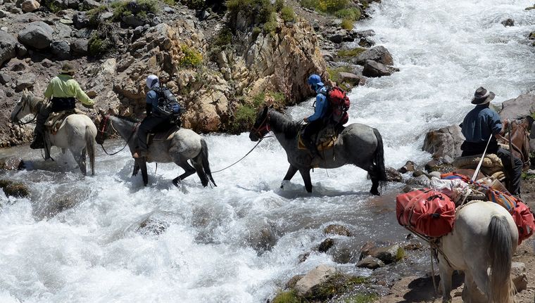 Asegurar el cruce de los visitantes, una de las tantas tareas que realizan los puesteros Foto: Walter Moreno/Mdz