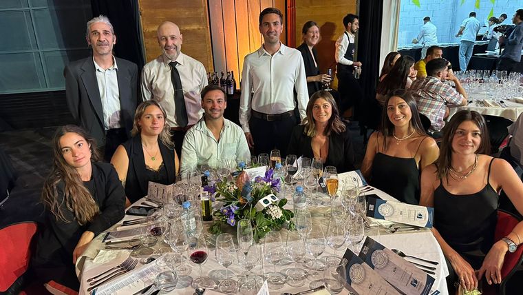 Una mesa con activos colaboradores de Amem. Una mesa con activos colaboradores de Amem.