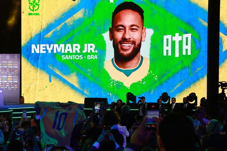 Neymar, actual delantero del Santos, reaccionó en vivo cuando Carlo Ancelotti oficializó la lista para el Mundial 2026. Neymar, actual delantero del Santos, reaccionó en vivo cuando Carlo Ancelotti oficializó la lista para el Mundial 2026.