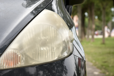 Las manchas amarillas en los faros son comunes por diferentes razones Foto: Shutterstock