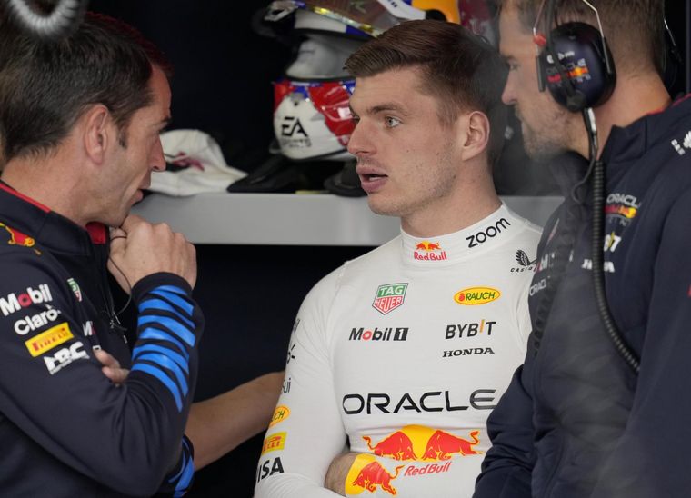 Max dialoga con integrantes de su equipo en Japón. Foto: EFE