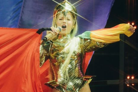 Escándalo con el vestuario de Xuxa: periodistas y streamers destrozaron a la reina de los bajitos