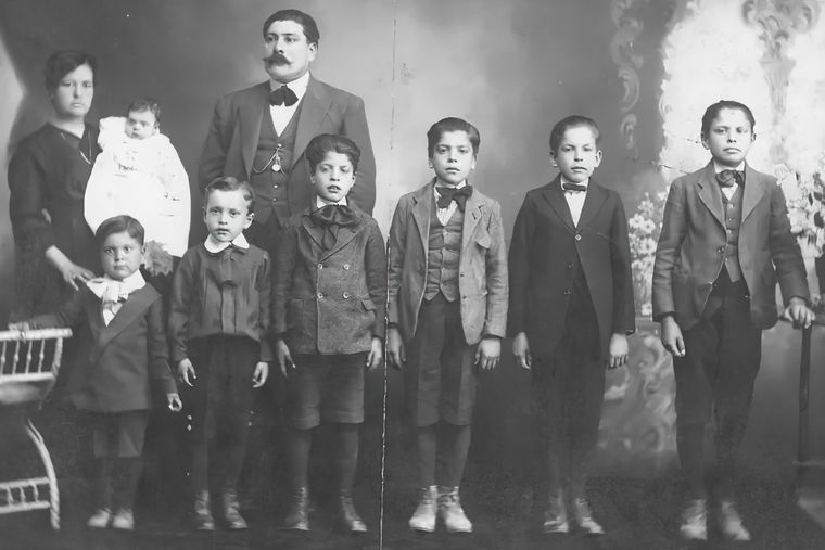 El señor Aguilar con sus siete hijos varones. El menor de ellos fue ahijado del presidente Hipólito Yrigoyen en 1916. Foto: Archivo General de la Nación