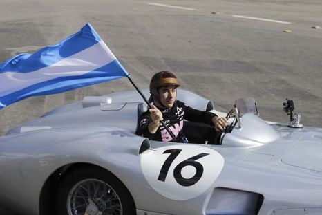 Franco Colapinto condujo una réplica del legendario Mercedes-Benz W196 de Juan Manuel Fangio en Buenos Aires. Franco Colapinto condujo una réplica del legendario Mercedes-Benz W196 de Juan Manuel Fangio en Buenos Aires.
