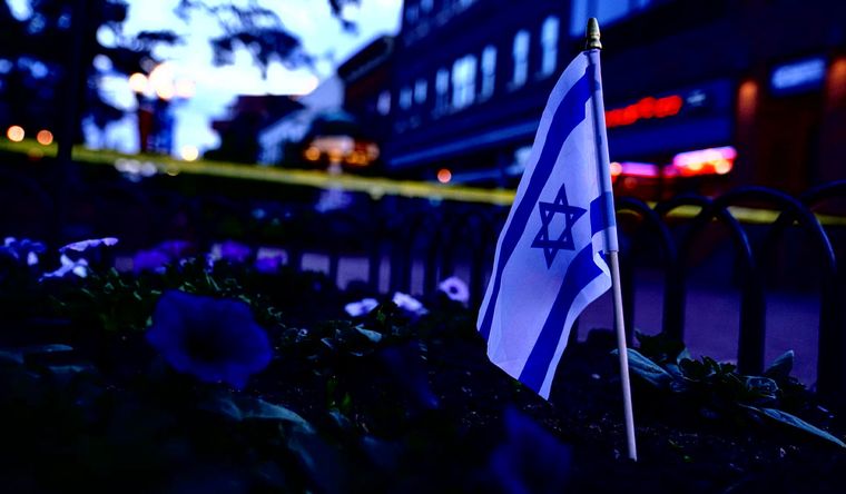 Una bandera de Israel, en el sitio del ataque, en Estados Unidos. Una bandera de Israel, en el sitio del ataque, en Estados Unidos.