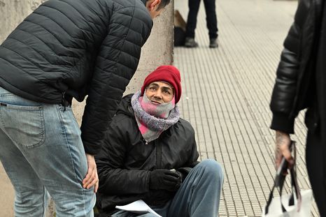 Diego vive hace 15 años en la puerta del Hospital Central. Con diabetes y una herida que no cicatriza, pide muletas para poder caminar. Diego vive hace 15 años en la puerta del Hospital Central. Con diabetes y una herida que no cicatriza, pide muletas para poder caminar.