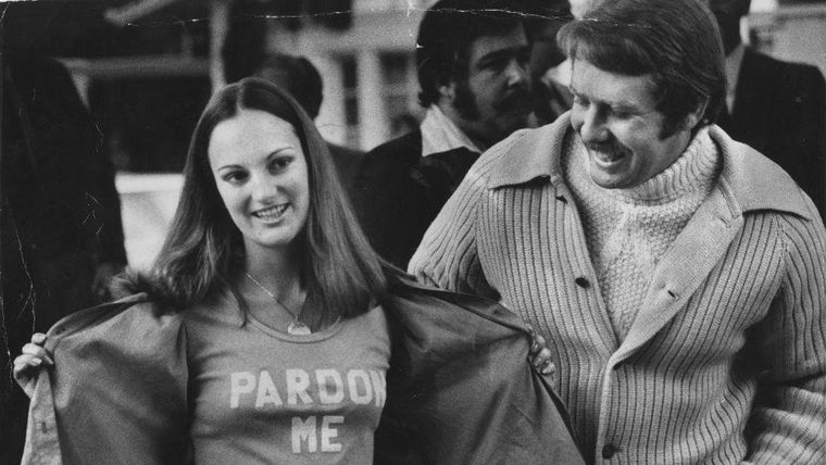 Hearst luego terminaría casada con su guardaespaldas, y el presidente Jimmy Carter conmutó su pena. En 2001, Clinton la indultó.