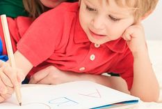 En la era digital, con tablets y pantallas omnipresentes, el viejo y confiable cuaderno y el lápiz y goma de borrar parecen reliquias.