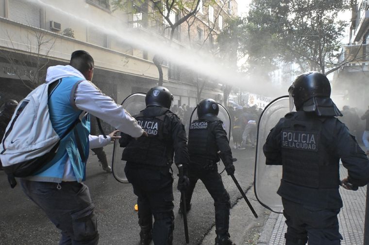 La policía de la Ciudad durante los incidentes en Recoleta Foto: Télam