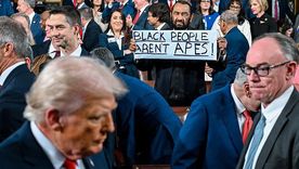 Con carteles y sin aplausos, así respondieron algunos demócratas, al discurso de Trump. Con carteles y sin aplausos, así respondieron algunos demócratas, al discurso de Trump.