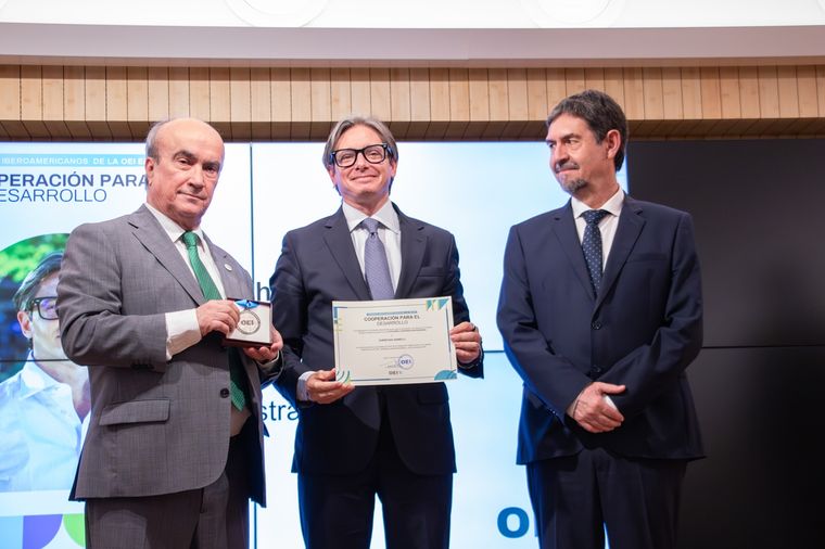 El vice de CAF, Christian Asinelli, recibió el Premio Iberoamericano de la OEI.