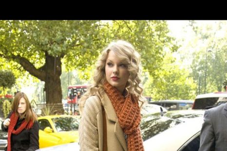 Taylor Swift y su bufanda. Foto: Blogspot.