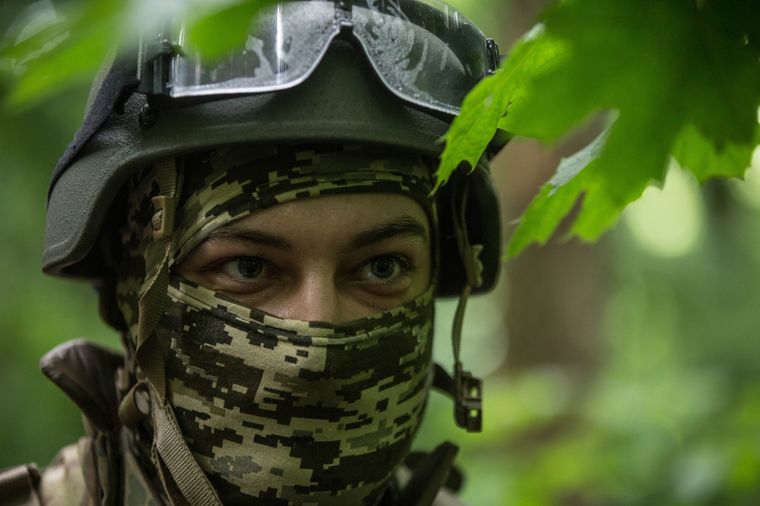 El soldado con pseudónimo Vinin patrulla por un bosque en Ucrania el 3 de junio de 2022. Tras más de cien días de guerra, en el frente los soldados ucranianos se mentalizan de que tendrán que seguir luchando para que las tropas rusas no vuelvan a avanzar hacia ciudades como Járkov Foto: EFE/Esteban Biba
