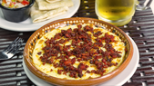 La receta de queso fundido con chorizo es tan versátil que en muchas regiones de México se prepara con diferentes tipos de queso, lo que da lugar a variaciones únicas sin perder la esencia original de la receta.