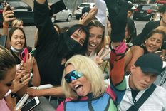 furor por miley cyrus en la previa de su show en el lollapalooza