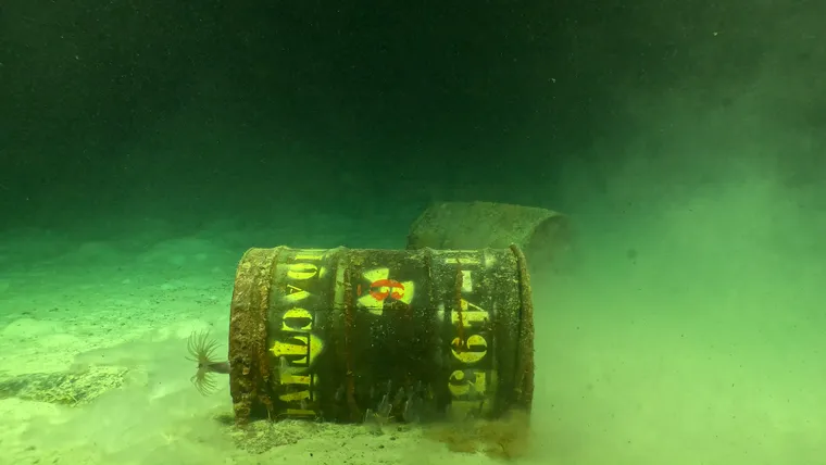 Algunos de los barriles arrojados al Atlántico presentan una fuerte corrosión y pérdida de material sobre el fondo marino.