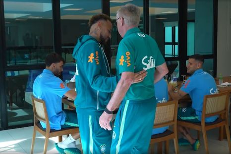 En la intimidad el plantel, Neymar tuvo un afectuoso saludo con Ancelotti y con varios de sus compañeros. En la intimidad el plantel, Neymar tuvo un afectuoso saludo con Ancelotti y con varios de sus compañeros.