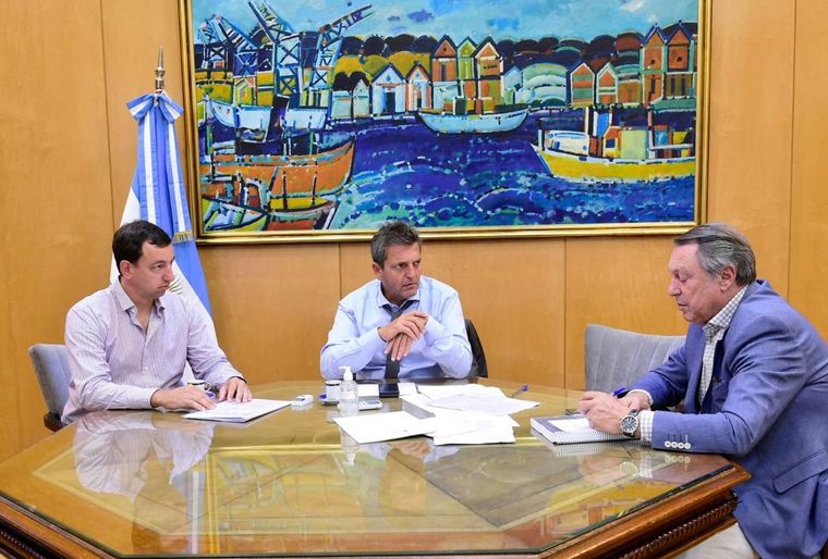 Yanotti, Massa y Casal en el Ministerio de Economía realizando la denuncia.