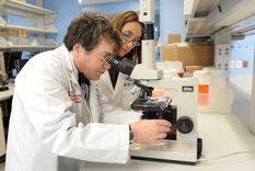 La doctora María Elena Bottazzi (der) y el doctor Peter Hotez dirigen el laboratorio de la Escuela Nacional de Medicina Tropical del Colegio Baylor de Medicina de Houston.