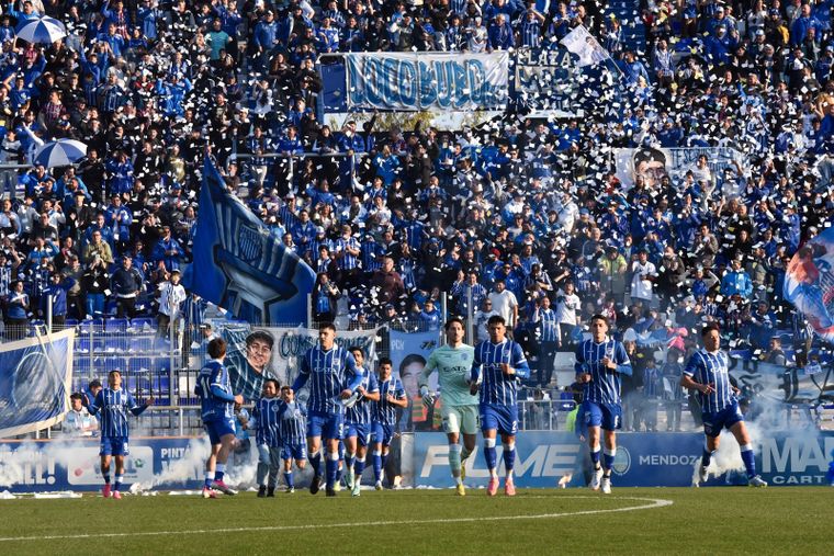 Los hinchas del Expreso prepararon un recibimiento especial para sus jugadores.