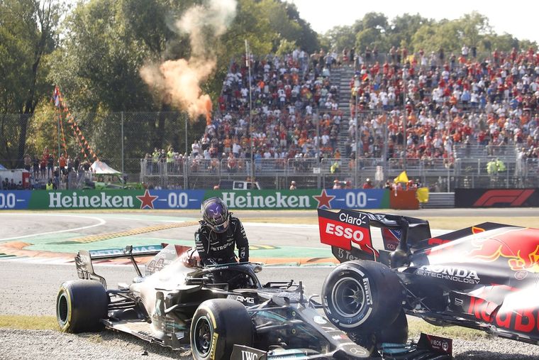 Hamilton baja de su coche tras el accidente en Monza Foto: EFE
