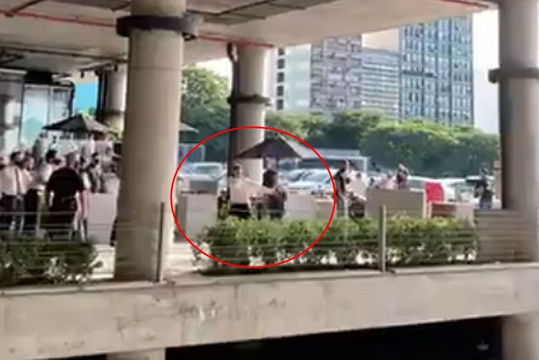 El de los cuchillos recibió un derechazo feroz