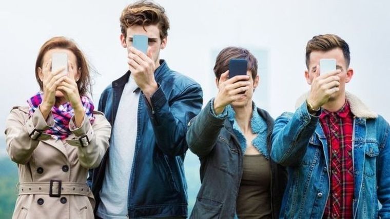 Según un estudio de psiquiatras británicos, uno de cada cuatro jóvenes padece de síntomas que sugieren adicción a sus teléfonos inteligentes. Foto: Gentileza