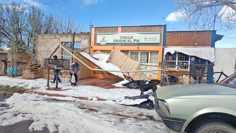 Un comercio de San Carlos sufrió la caída de una estructura por la acumulación de granizo.