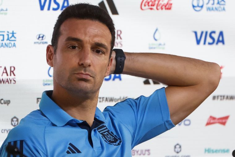 Scaloni reaccionó luego de que le dijeran en una pregunta en conferencia que Di María tiene una contractura. Foto: EFE