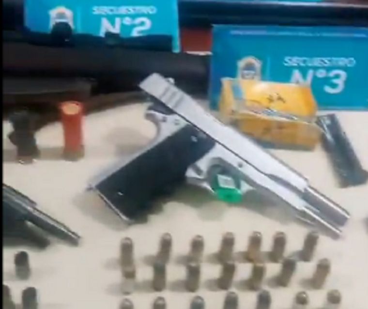 El acusado tenía un arsenal en su casa Foto: Captura de video