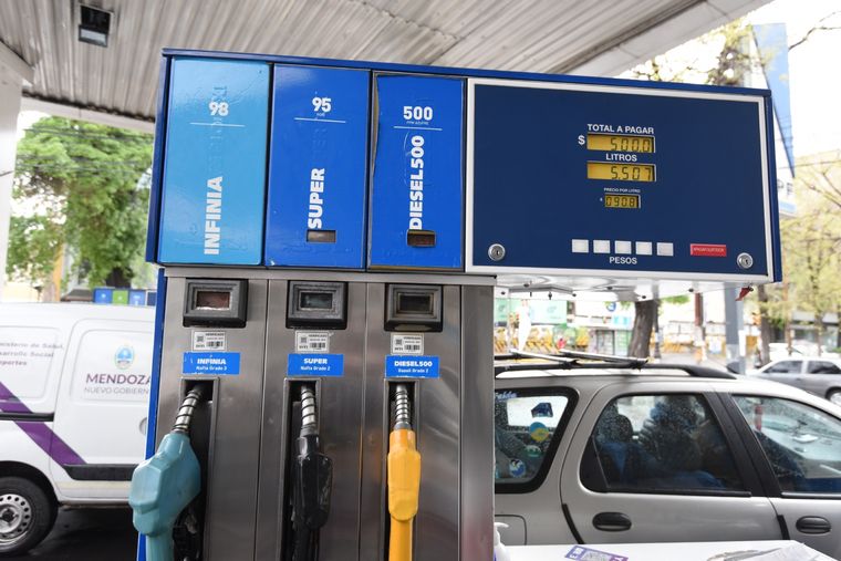 Advierten sobre el riesgo de cierres de estaciones de servicio. Foto: ALF PONCE MERCADO / MDZ