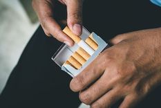 Las personas que fumen en espacios libres de humo recibirán multas Foto: GETTY IMAGES