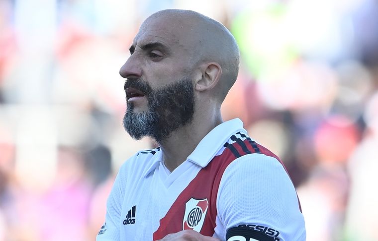 Javier Pinola El defensor se despidió de River con un abrazo de sus compañeros y una ovación del Malvinas Argentinas.
