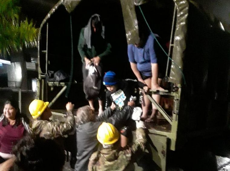La Armada Argentina se encuentra prestando apoyo  a la comunidad de Zárate y Campaba ante el fuerte temporal de lluvia. Foto: X de @Armada_Arg