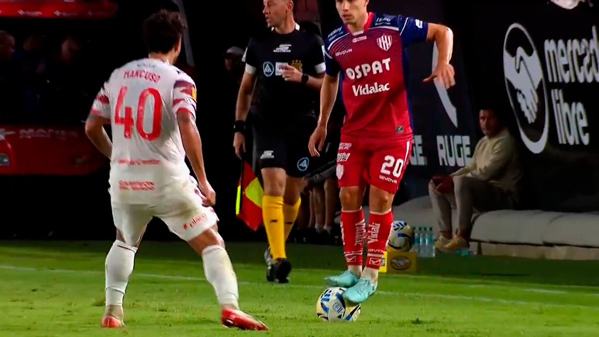 Polémico: a partir de la próxima fecha, AFA prohibirá pararse arriba de la pelota en los partidos