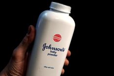 Un bote de talco para bebés de Johnson & Johnson.