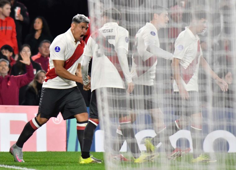 Tuvo revancha. Tras fallar el penal en el primer tiempo, Maxi Salas abrió el camino de la goleada de River en el complemento.
