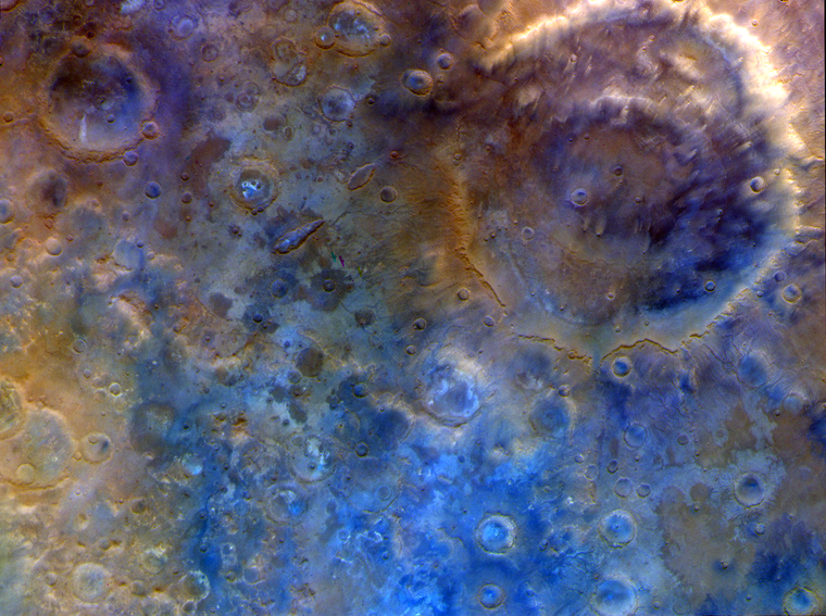 La imagen de Marte tomada por Psyche muestra el cráter Huygens y las tierras altas del sur con colores realzados.