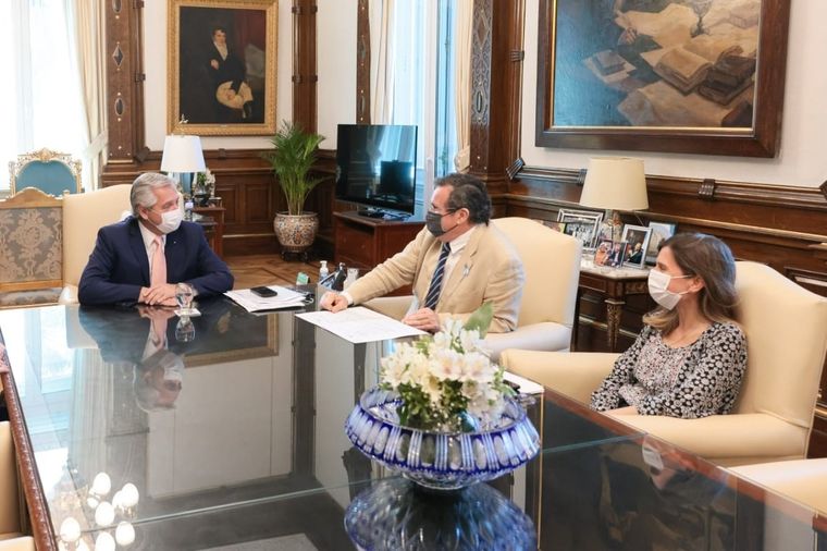 Alberto Fernández, Tristan Bauer y Fernanda Raverta. Foto: Twitter Fernanda Raverta