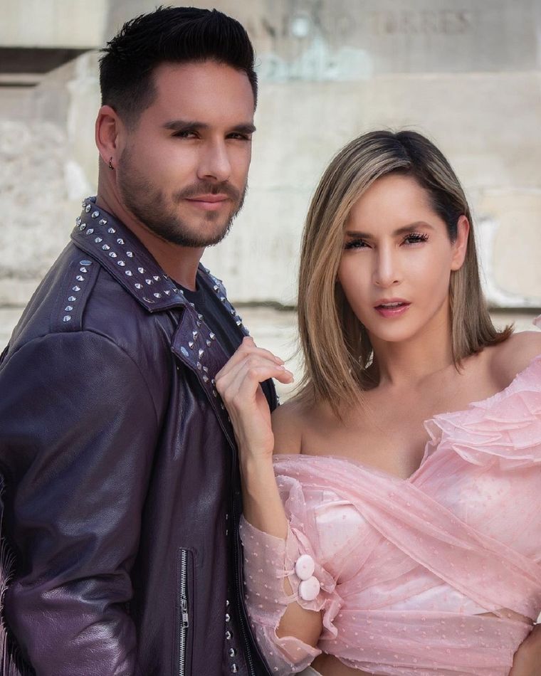 Carmen Villalobos junto a su esposo Sebastián Caicedo