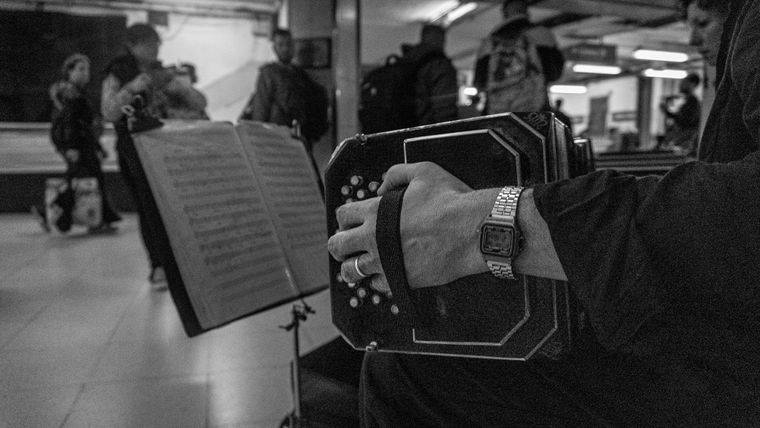 El dúo Fuelle Criollo interpreta un repertorio de música argentina en Diagonal Norte Foto: Analía Melnik/MDZ